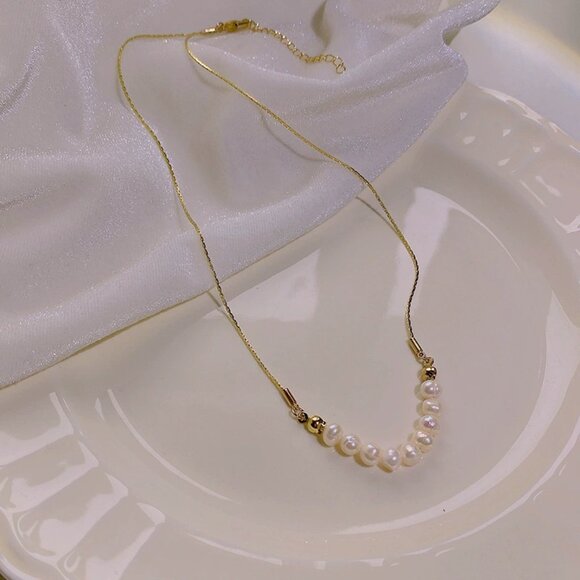 Jewelry - Elegant Gold Pearl Necklace
